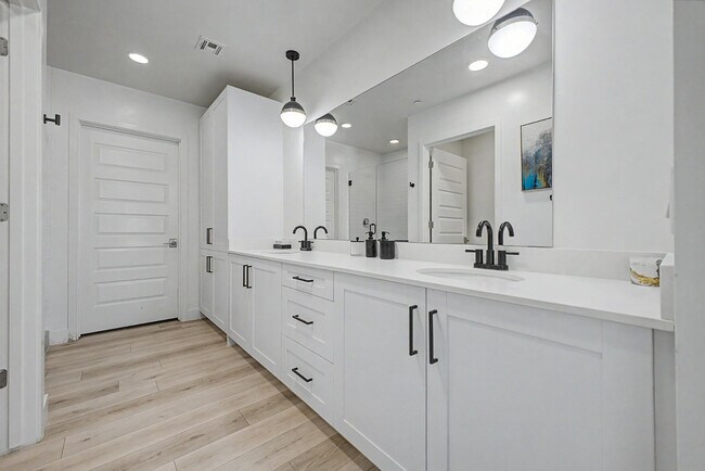 Building Photo - 7300 E Earll Dr