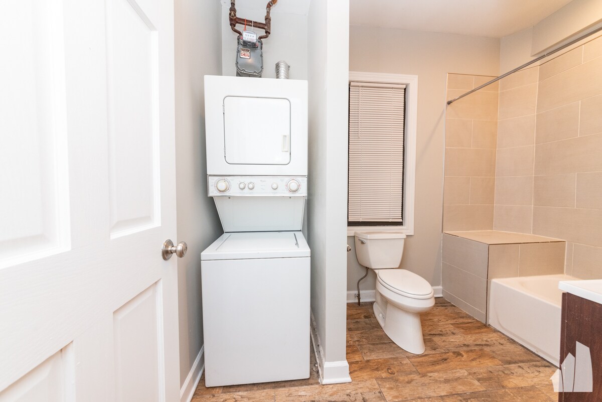 Building Photo - 1420 W Irving Park Rd