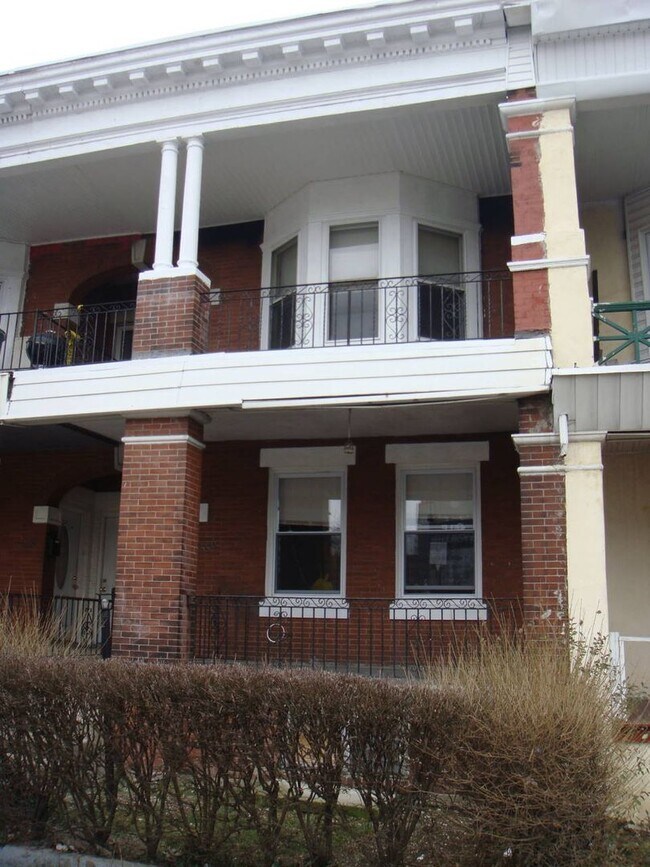 Building Photo - Come see this beauty today