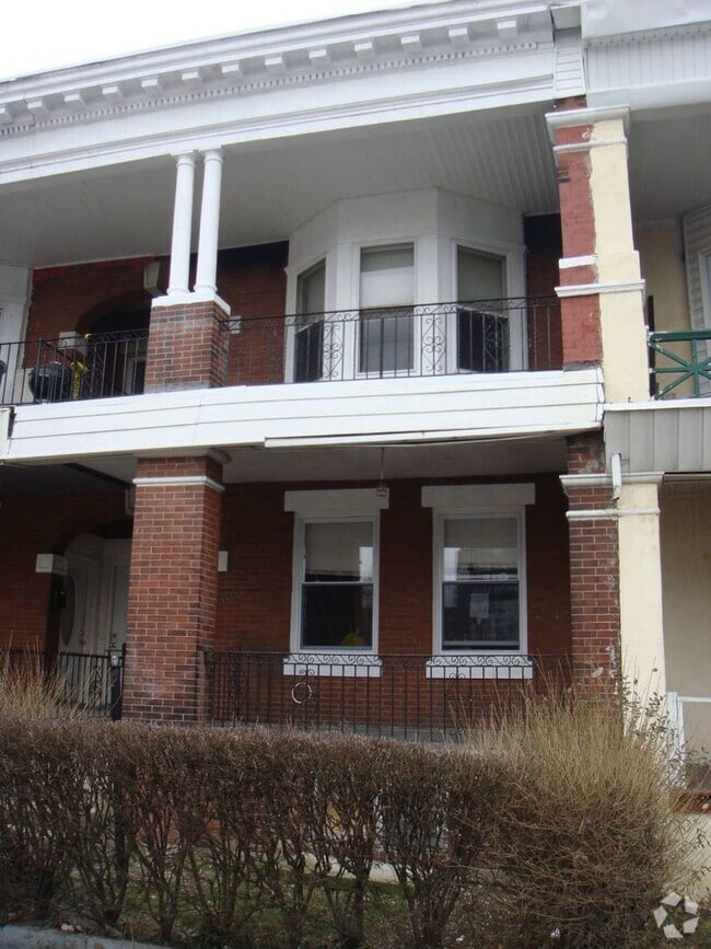 Building Photo - Come see this beauty today