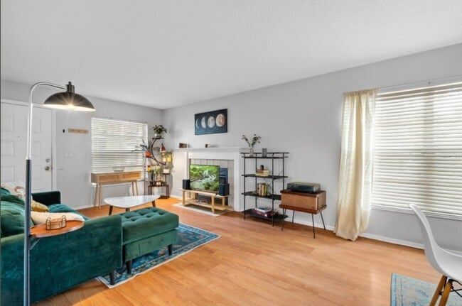 Building Photo - Beautiful 2 bedroom/2 bath Condo