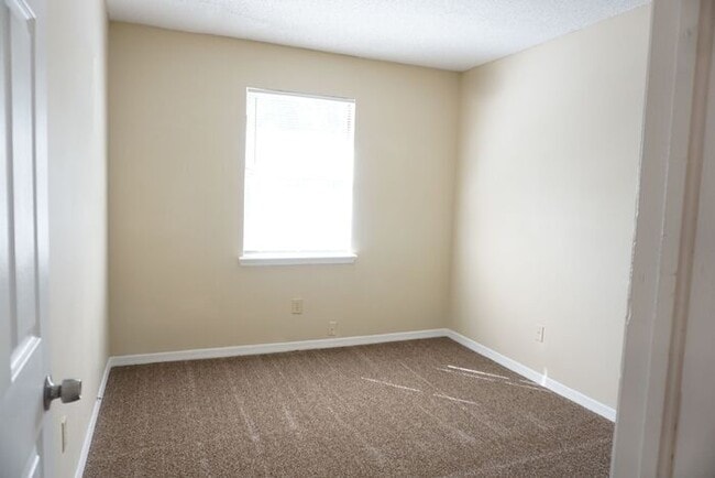 Building Photo - 3 bedroom 2.5 Bathroom townhome with fence...