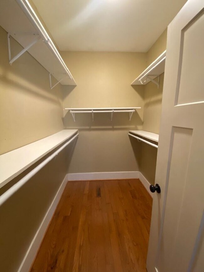 Building Photo - 3 Bedroom 2 Bath Townhouse