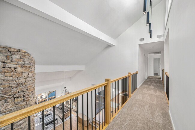 Building Photo - Renovated Lakefront 5 Bedroom Home with 2 Garages!