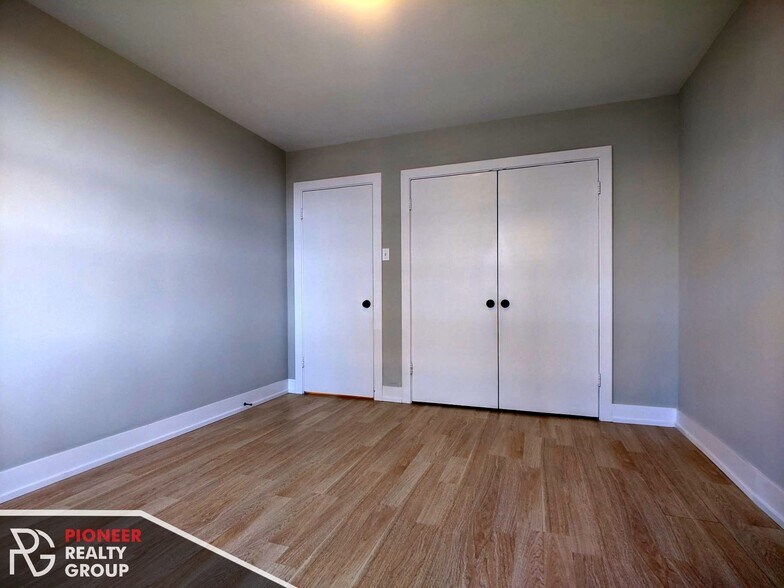 Building Photo - 429 W Wellington Ave