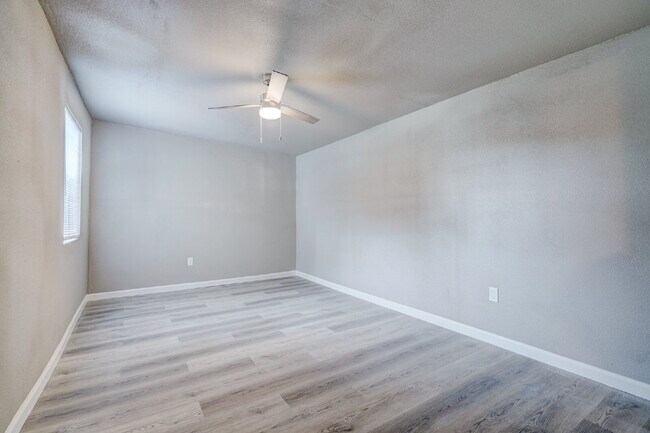 Building Photo - Remodeled 2 Bedroom + Bonus Room