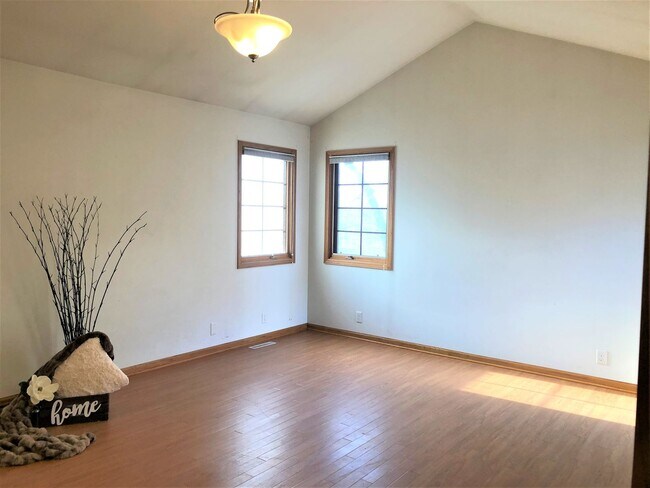 Building Photo - Charming 3-Bedroom Home with Fireplaces an...