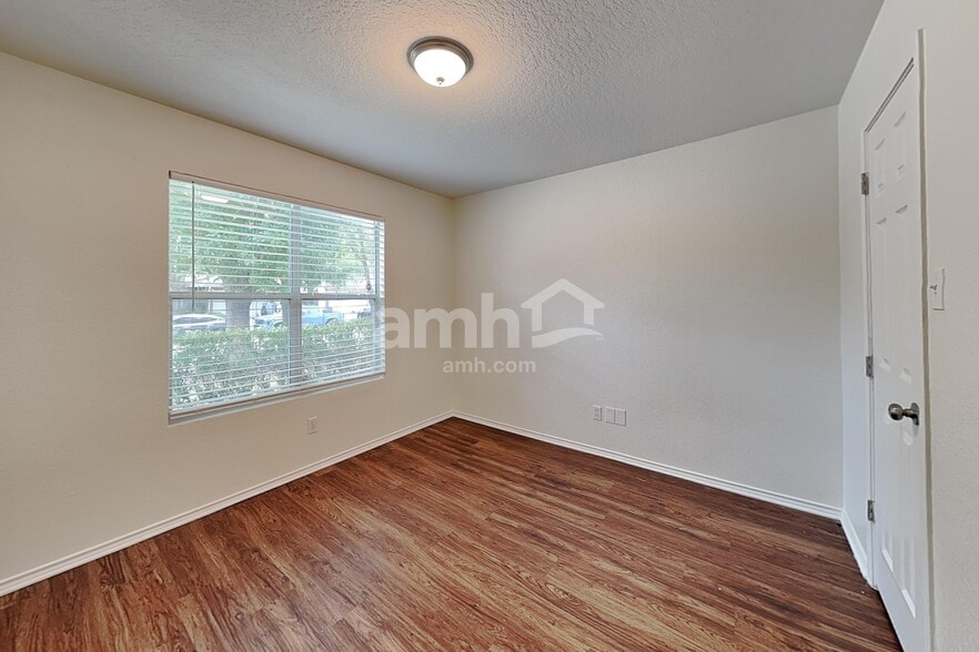 Building Photo - 9210 Laguna Falls