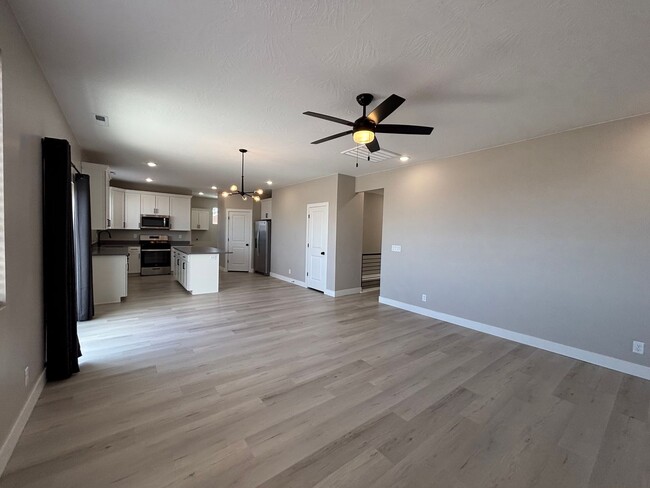 Building Photo - SPACIOUS HOME FOR RENT!