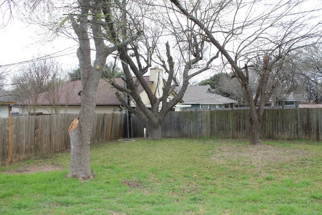 Building Photo - GREAT 3/2 HOME IN THE HEART OF NE AUSTIN!