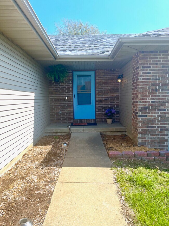 Building Photo - 390 Brook Ave