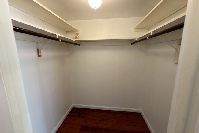Building Photo - 618 N Medford Dr