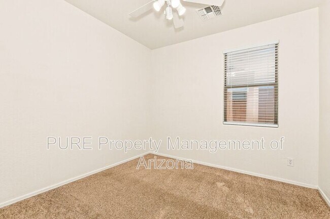 Building Photo - 1136 E Nickleback St