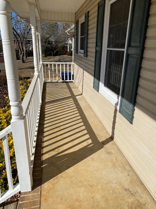 Building Photo - 8002 Greenwillow Ct SE