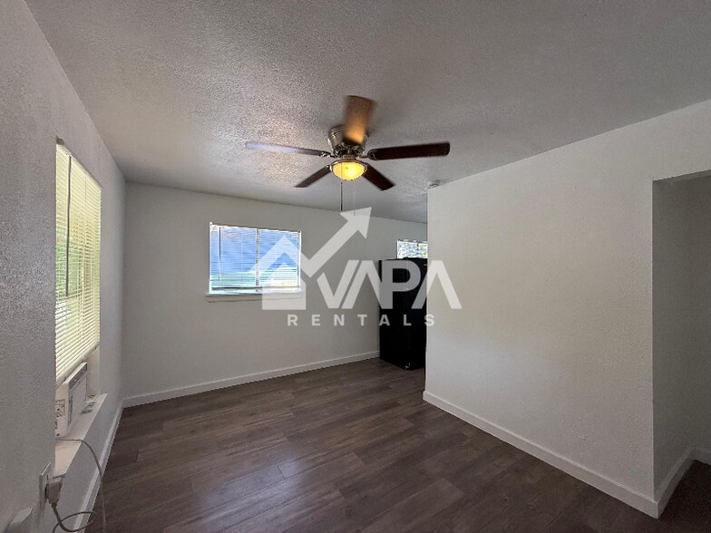 Building Photo - 135 E Burcham Ave