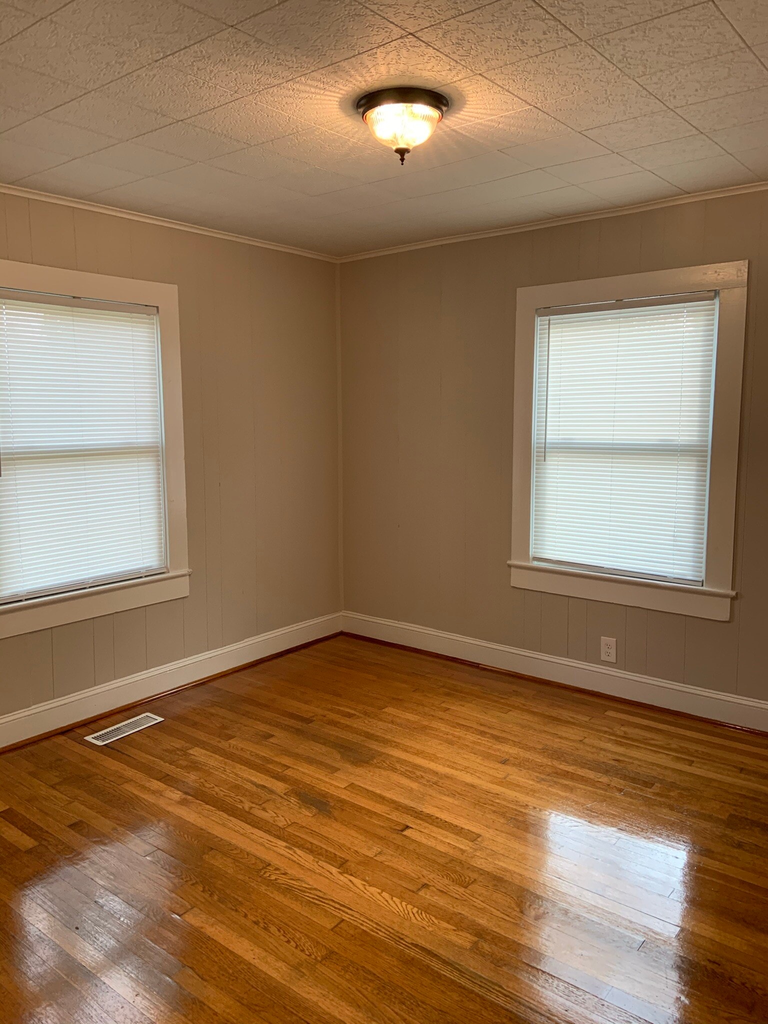 Bedroom 2 - 210 Oakview Rd