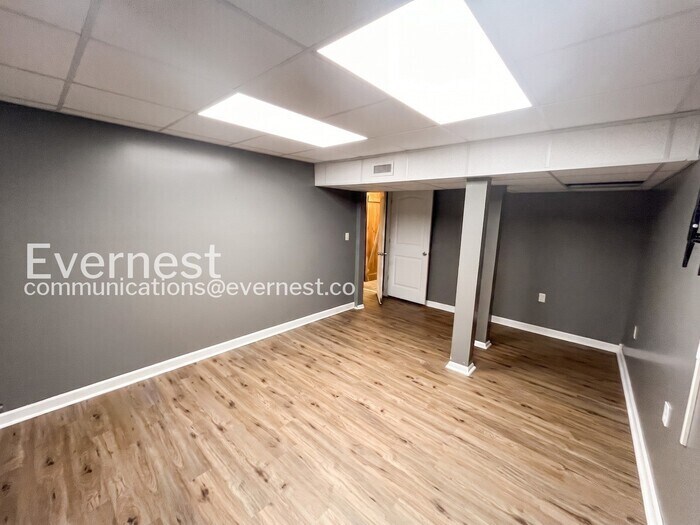 Building Photo - 5526 Crestview Dr