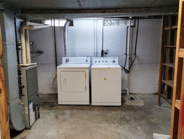 Comes wth washer & dryer - 246 Brackett St