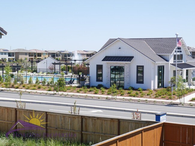 Building Photo - Modern Two-story 4 Bed 3.5 Bath 2,786 sqft...