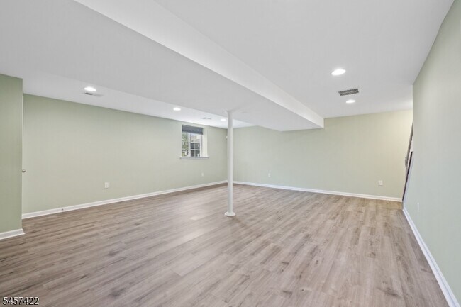 Building Photo - 33 Cortland Pl