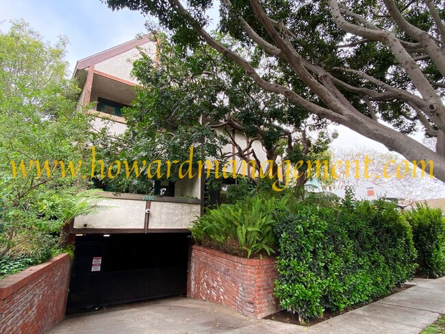 Building Photo - Spacious Townhouse condo with central A/C,...