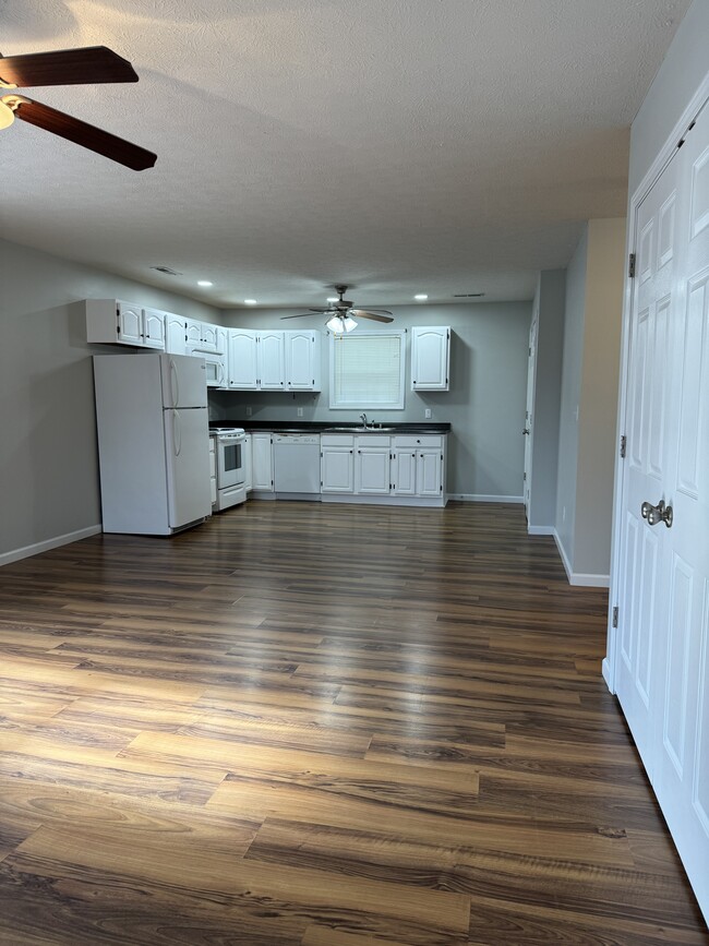 Building Photo - 143 School Side Dr