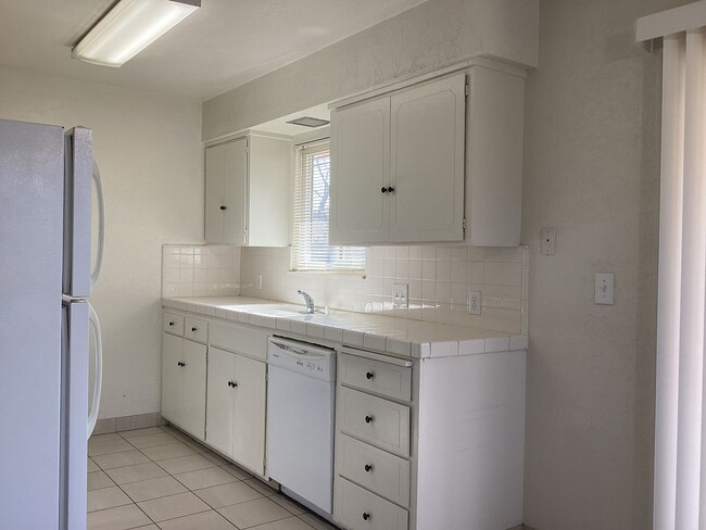 Building Photo - 4424-4426 E Dakota Ave