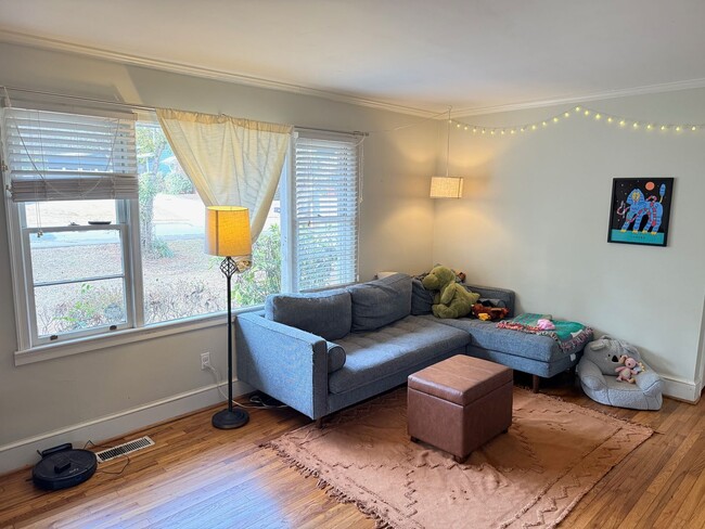 Building Photo - Cute Three Bedroom Near Piedmont Hospital