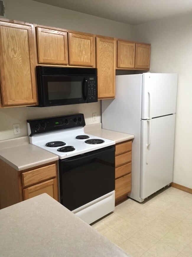 Building Photo - Fort Collins 2 Bedroom Condo Steps from CSU - Available Now