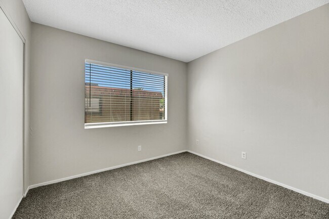 Building Photo - Cute 2 bedroom condo
