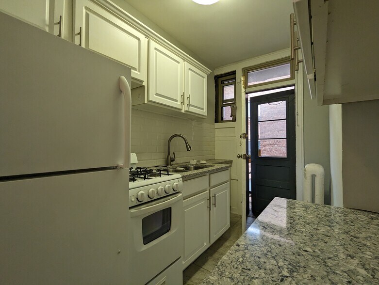 Building Photo - 546 W Surf St