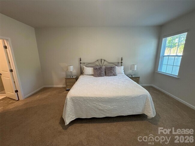 Building Photo - 1924 Vanderlyn St