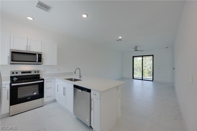 Building Photo - 714 W 12th St