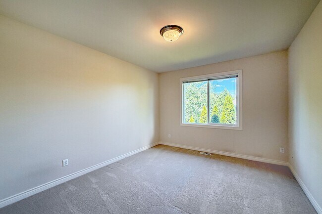 Building Photo - 3Bd/2.5Ba Redmond Home