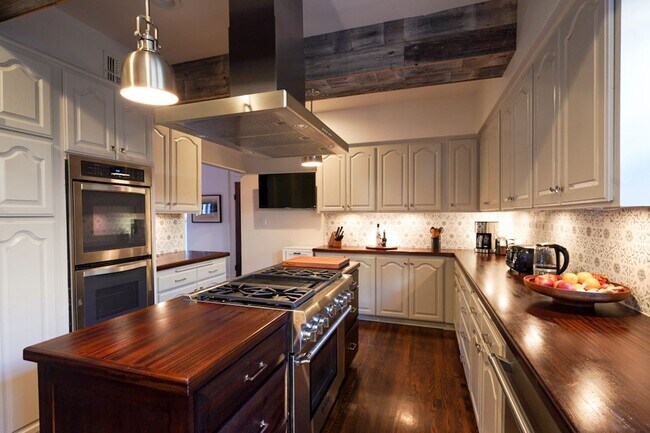 Building Photo - 6 Bed 5 Bath House with Fully Converted Co...