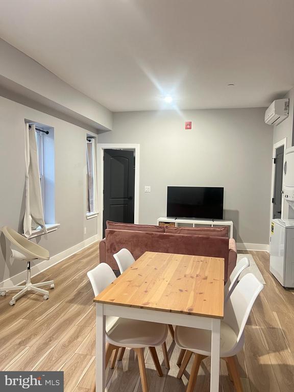 Building Photo - 323 S 51st St
