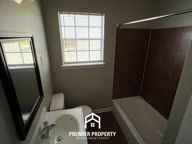 Building Photo - 1601 Favell Dr