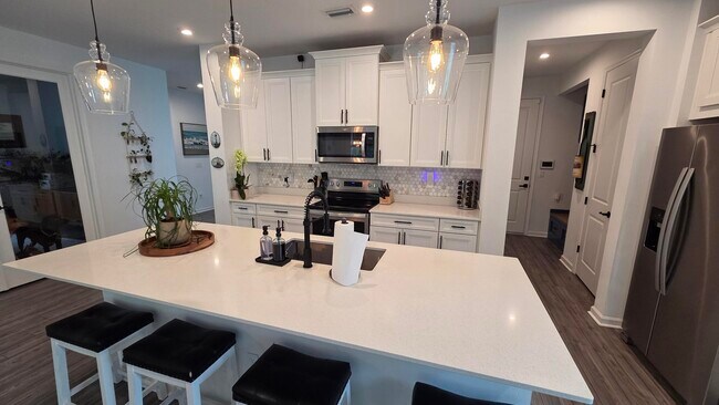 Building Photo - 6668 Pointe of Woods Dr