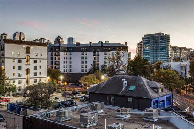 Building Photo - 2950 McKinney Ave