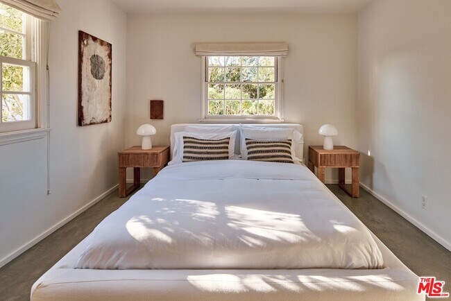 Building Photo - 6715 Fernhill Dr