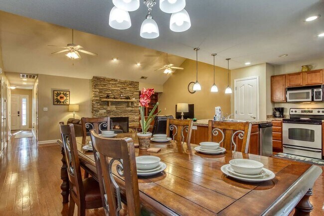 Building Photo - FULLY FURNISHED!!! GREAT FOR CORPORATE HOU...