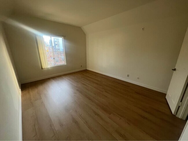 Building Photo - 550 Camino De La Reina