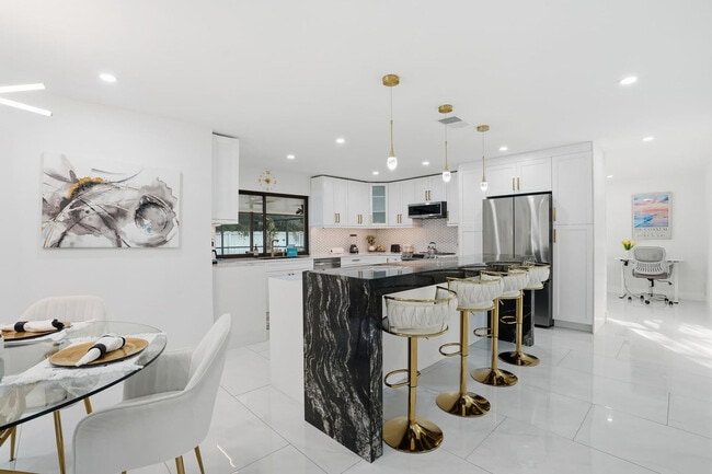 Building Photo - 208 Erie Dr