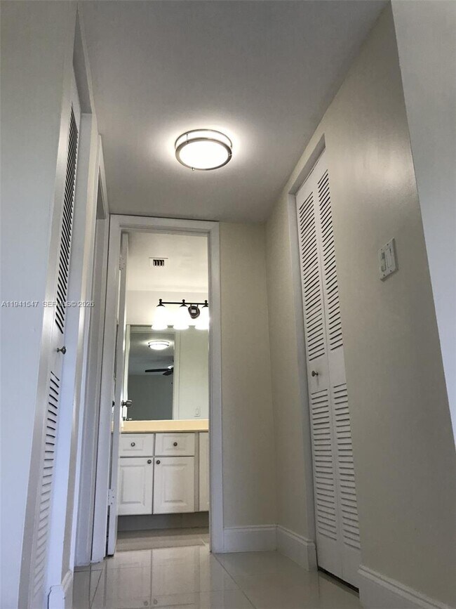 Building Photo - 731 N Pine Island Rd