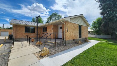 Building Photo - Earnshaw Estates 2