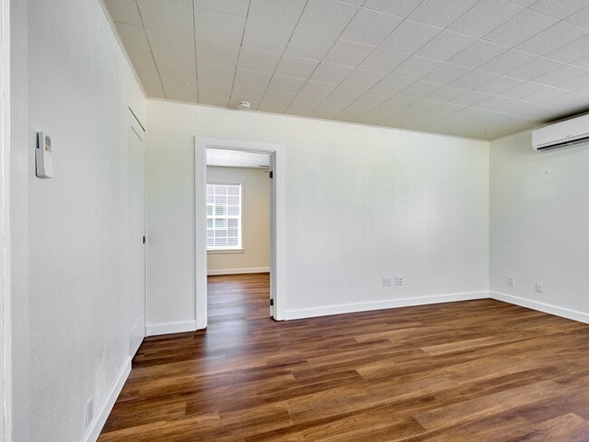 Building Photo - 1212 Alder Dr NE