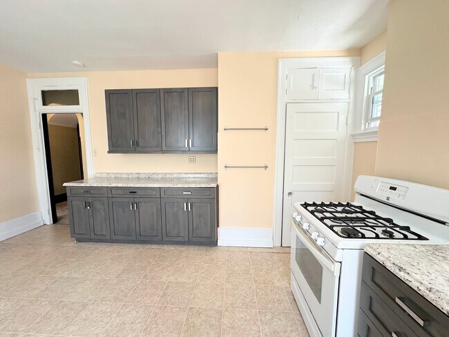 Building Photo - 833 S Trenton Ave