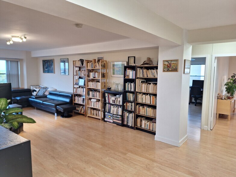 LR + hallway to bedrooms - 4200 N Marine Dr