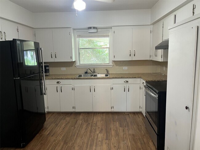 Building Photo - 1002 Fowlkes St