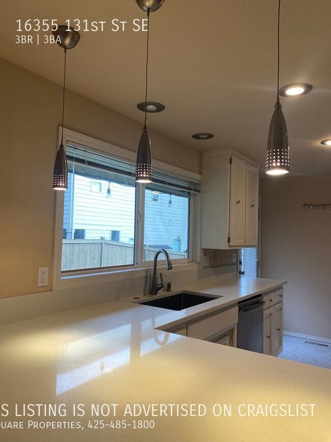 Building Photo - Unique 3 Bedroom Home with Daylight Baseme...